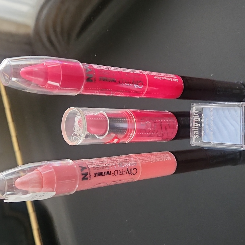 Lipstick Bundle Set W/ Eyeshadow Free Gift! - Pink Shades.